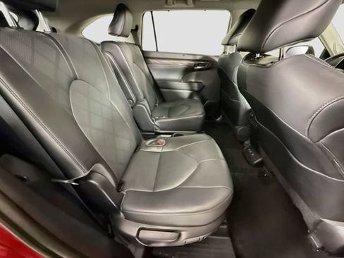 Used 2023 Toyota Highlander Platinum FWD image 28
