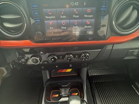 Used 2017 Toyota Tacoma TRD Sport w/ Tow Package (A/T) AWD/4WD image 31