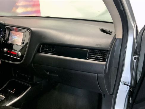 Used 2020 Mitsubishi Outlander ES image 20