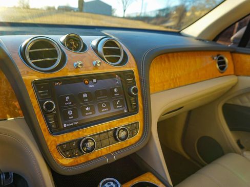 Used 2017 Bentley Bentayga image 21