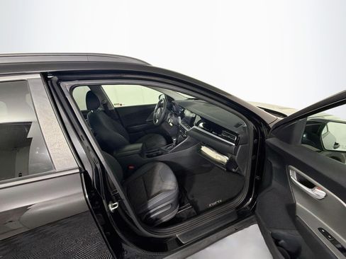 Used 2020 Kia Niro LX FWD image 29