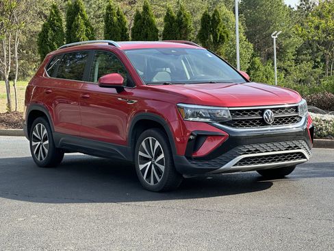 Used 2023 Volkswagen Taos SE w/ Panoramic Sunroof Package image 2