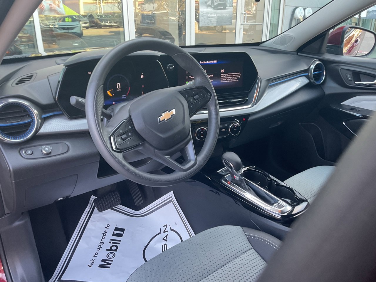 Used 2025 Chevrolet Trax LT w/ LT Convenience Package FWD image 9
