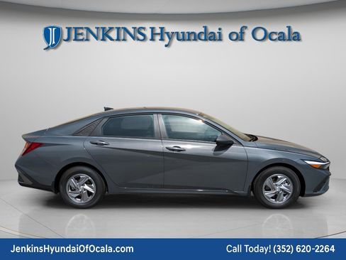 New 2026 Hyundai Elantra SE image 2