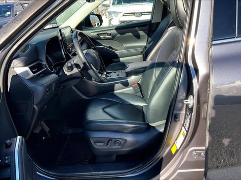 Certified 2022 Toyota Highlander XLE image 8