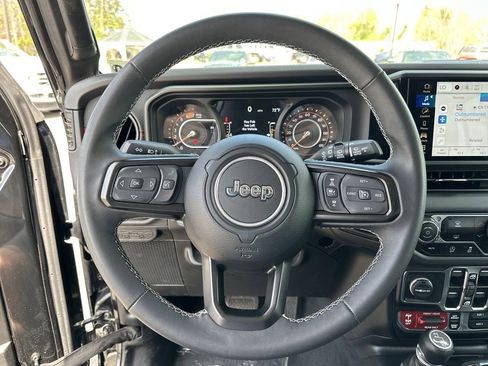 Used 2025 Jeep Wrangler Unlimited Rubicon image 12