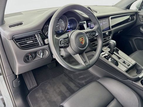 Certified 2025 Porsche Macan image 4