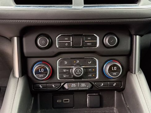 Used 2022 Chevrolet Suburban LT RWD image 13