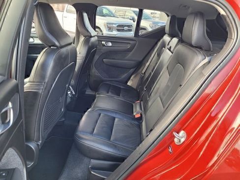 Used 2023 Volvo XC40 B5 Core image 9