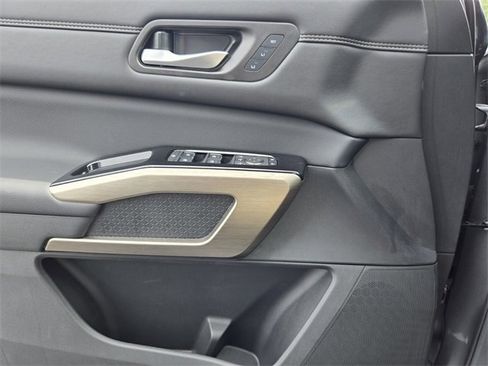 New 2025 Nissan Pathfinder Platinum w/ Black Appearance Package image 26