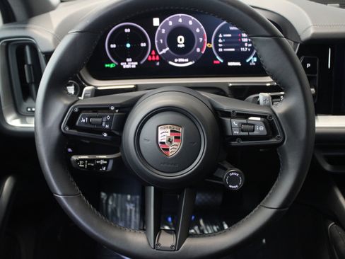 Certified 2025 Porsche Cayenne image 17