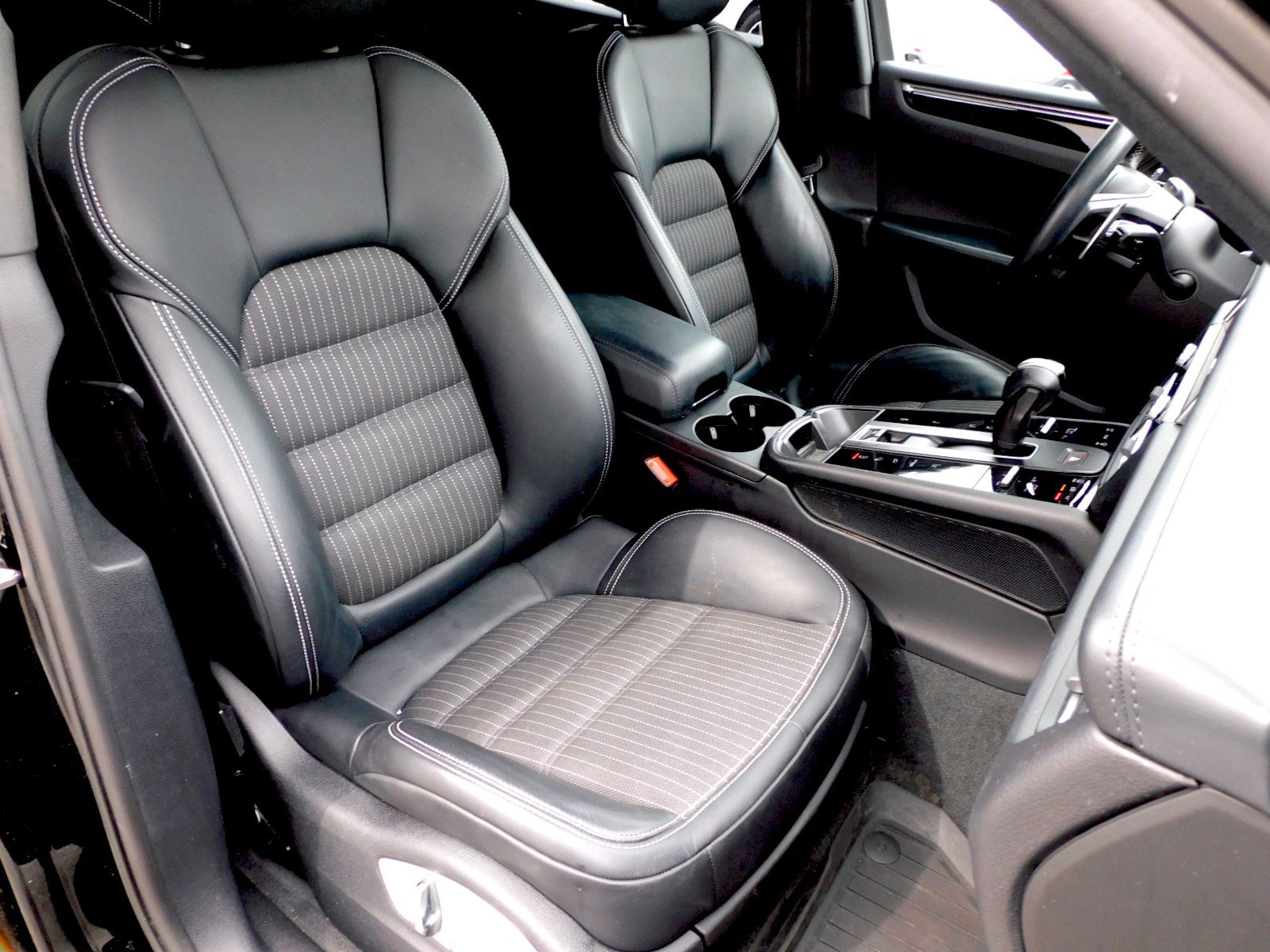 Used 2023 Porsche Macan Turbo AWD/4WD image 19
