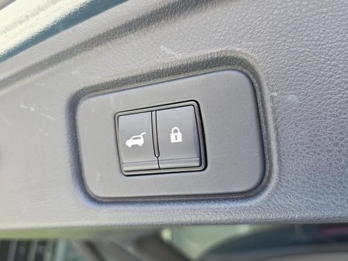 Used 2023 Nissan Pathfinder Platinum FWD image 16
