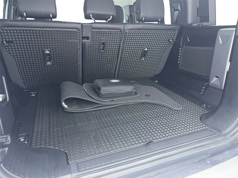 Used 2023 Land Rover Defender 110 SE image 13