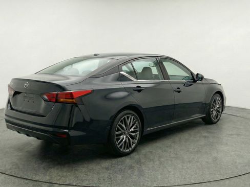 Used 2025 Nissan Altima 2.5 SV image 9