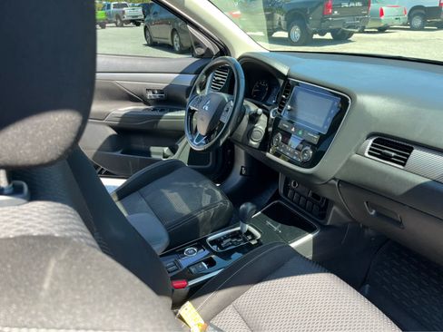 Used 2017 Mitsubishi Outlander SE AWD/4WD image 38