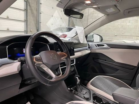 Used 2025 Volkswagen Taos SE AWD/4WD image 12