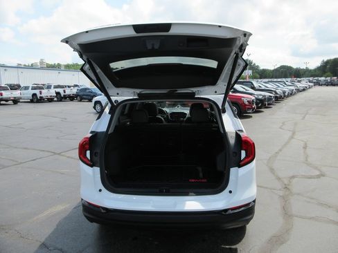 Used 2024 GMC Terrain SLT w/ Infotainment Package II FWD image 8