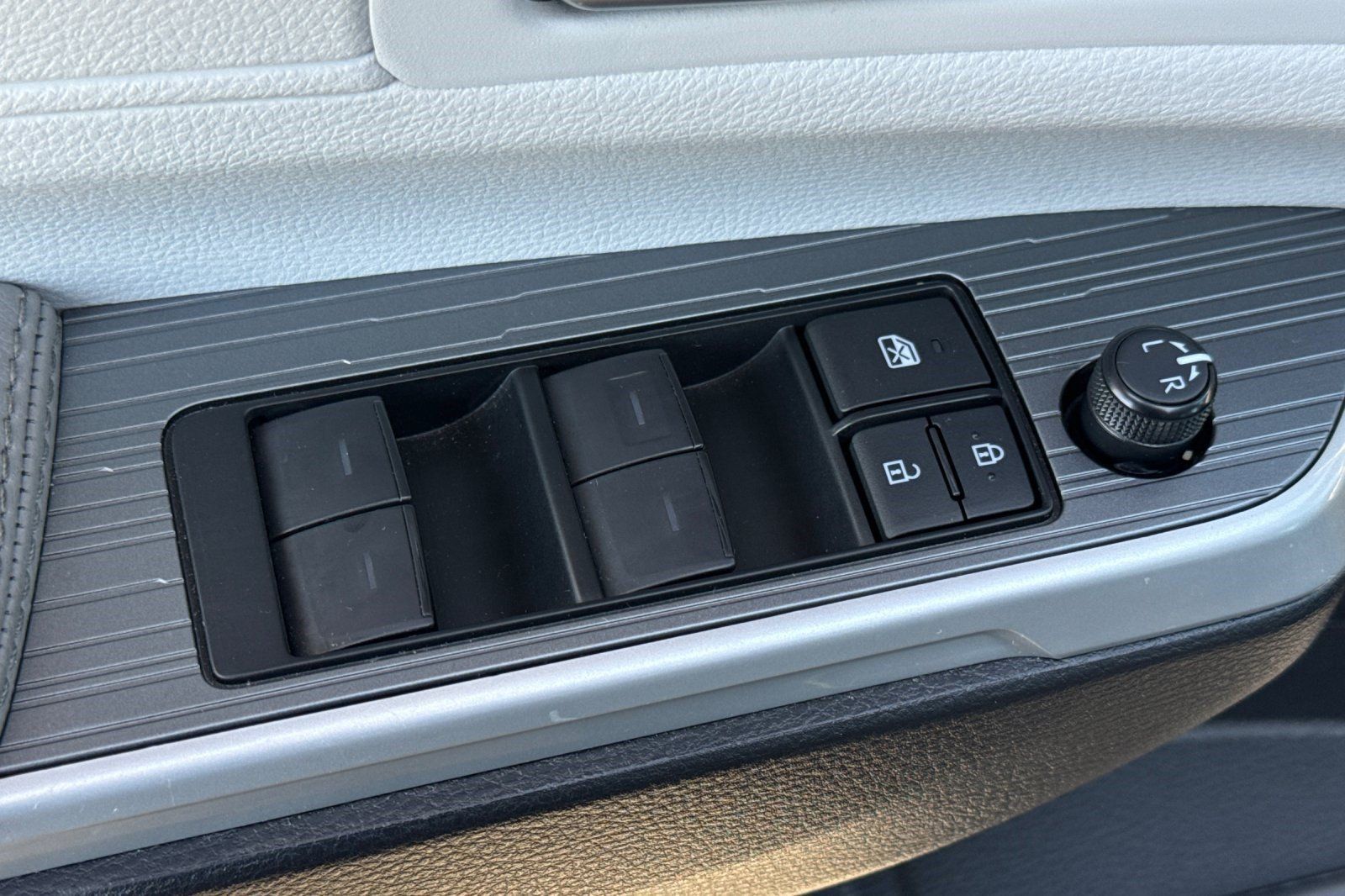 Used 2025 Toyota Sienna XLE FWD image 14
