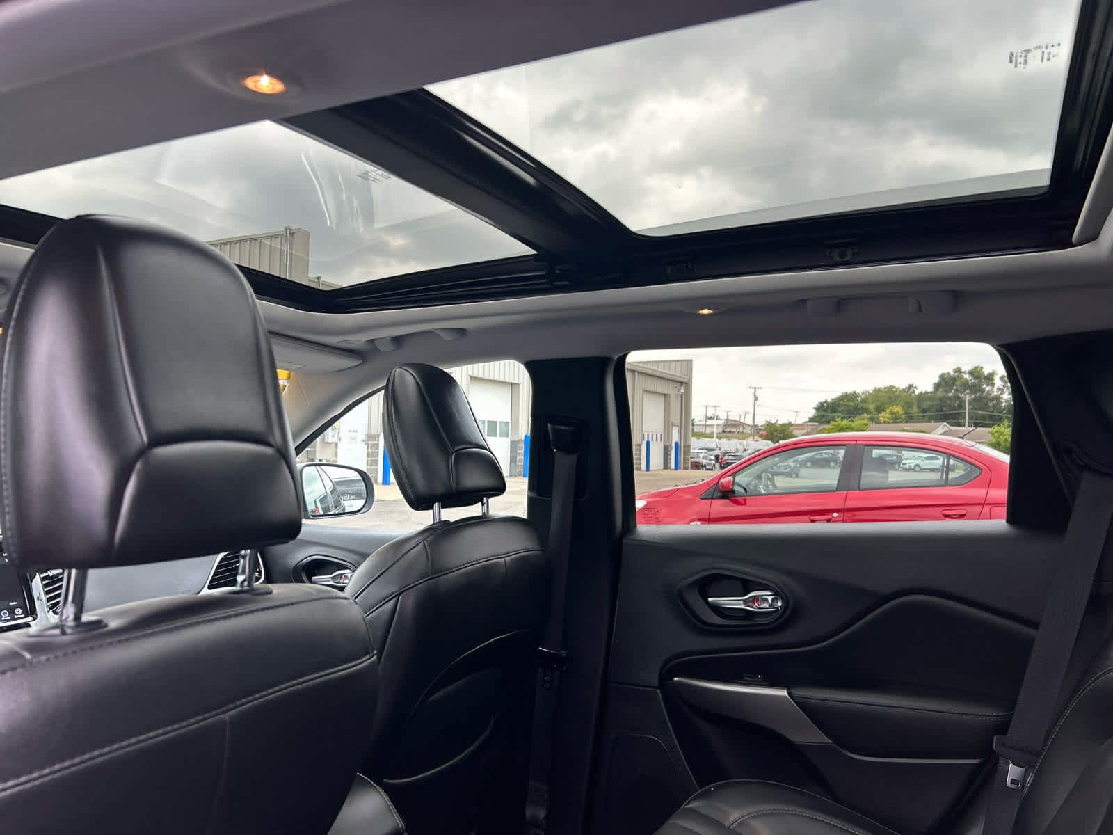 Used 2021 Jeep Cherokee Limited AWD/4WD image 2