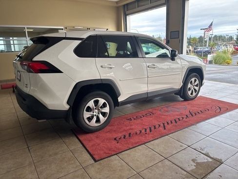 Used 2022 Toyota RAV4 LE image 9