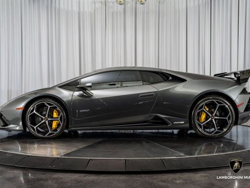 Used 2022 Lamborghini Huracan EVO image 11