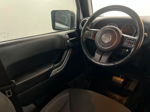 Used 2018 Jeep Wrangler Unlimited Sahara AWD/4WD image 11
