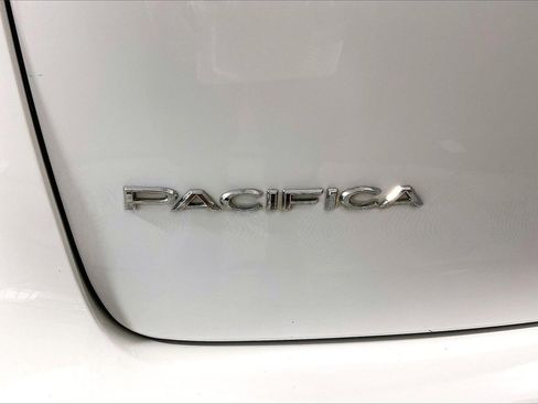 Used 2022 Chrysler Pacifica Touring-L image 7
