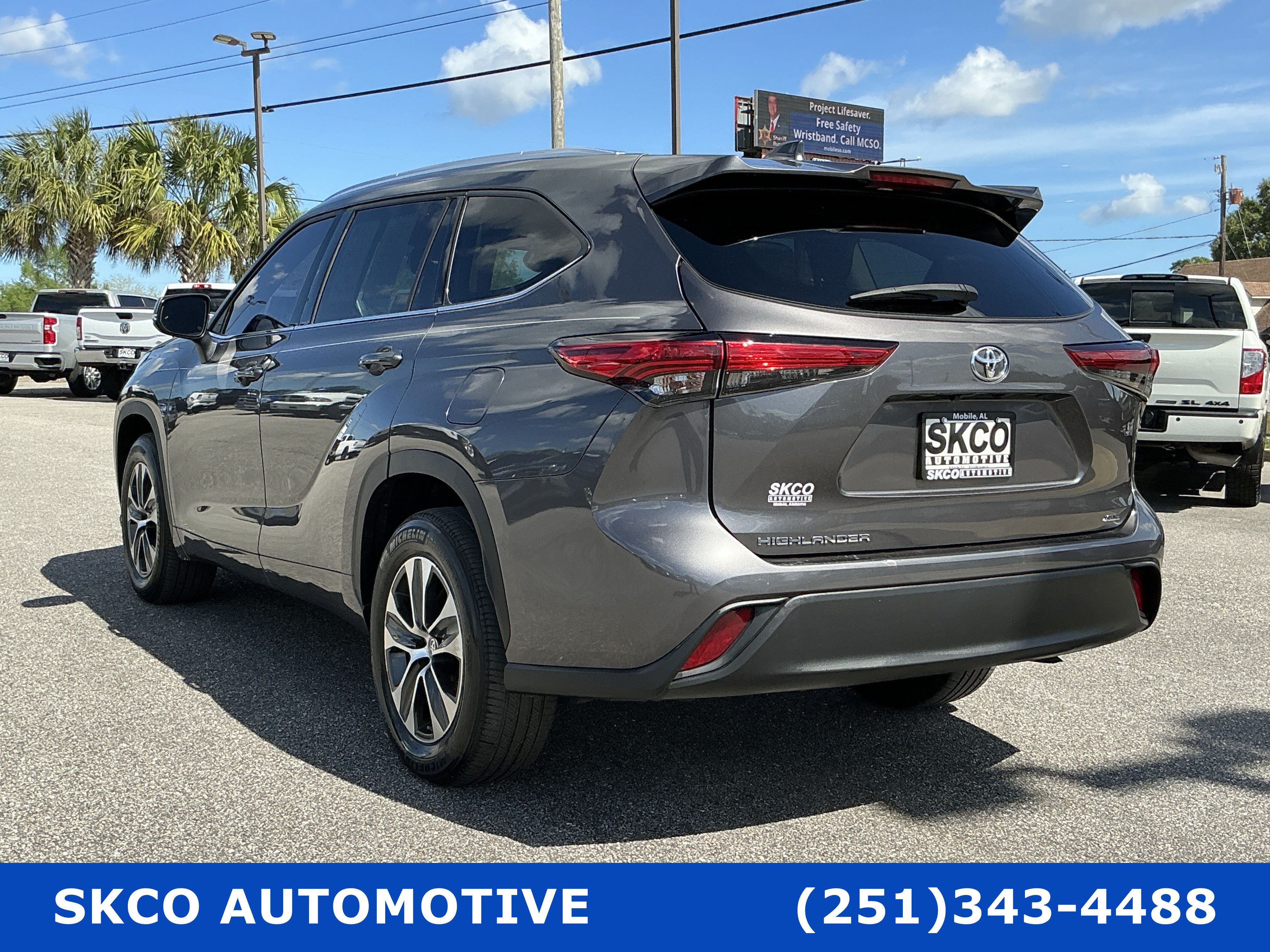 Used 2021 Toyota Highlander XLE FWD image 3