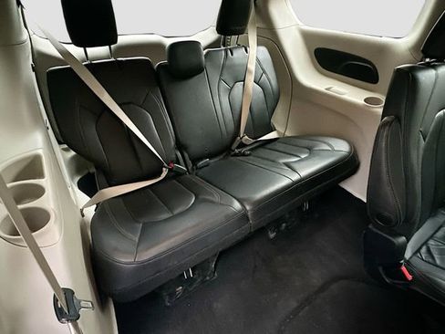 Used 2017 Chrysler Pacifica Touring-L FWD image 27