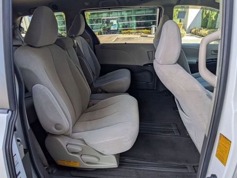 Used 2011 Toyota Sienna LE w/ Towing Pkg image 21