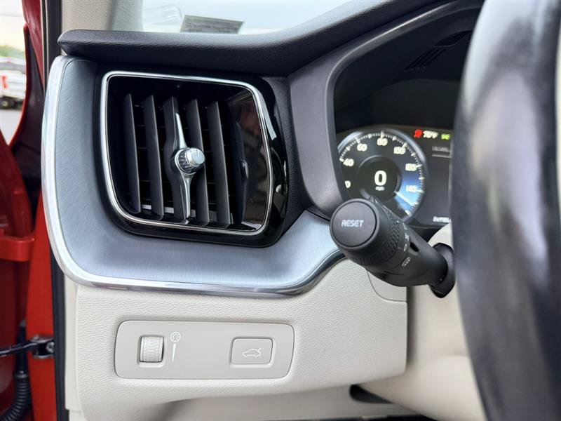 Used 2020 Volvo XC60 T5 Momentum AWD/4WD image 33