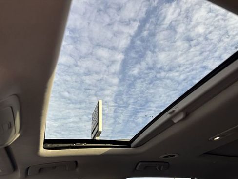 Used 2023 GMC Acadia SLT w/ Elevation Edition image 19