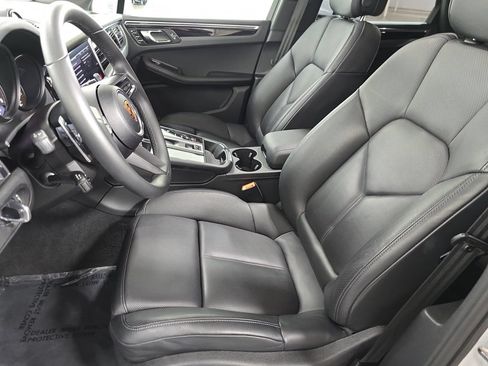 Certified 2025 Porsche Macan AWD/4WD image 5