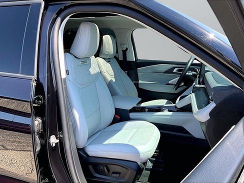 Used 2025 Ford Explorer Platinum w/ Ultimate Package AWD/4WD image 7