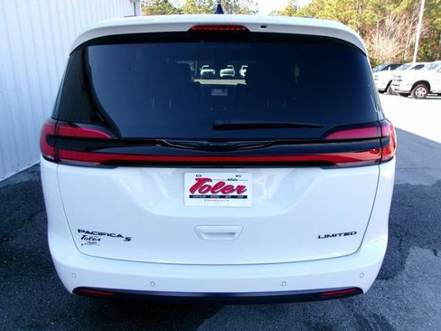 Used 2025 Chrysler Pacifica Limited image 24