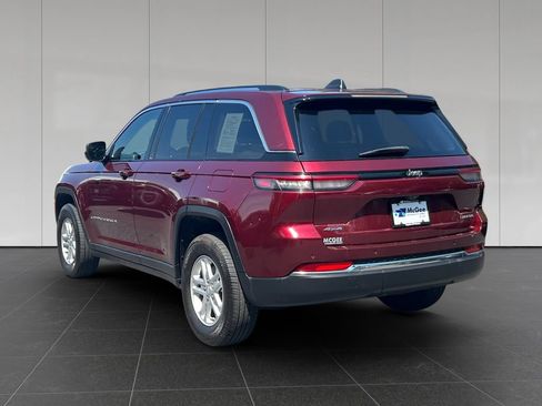Used 2022 Jeep Grand Cherokee Laredo w/ Luxury Tech Group I AWD/4WD image 3