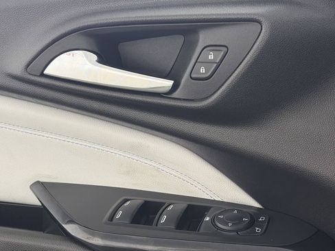 Used 2025 Chevrolet Trax LT FWD image 17
