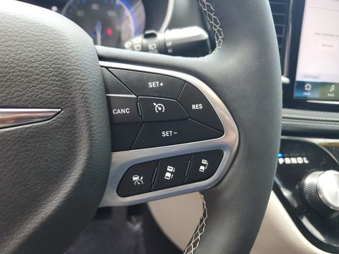 Used 2024 Chrysler Pacifica Touring-L FWD image 12