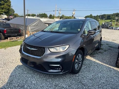 Used 2021 Chrysler Pacifica Touring-L FWD image 3