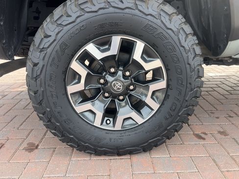 Used 2023 Toyota Tacoma TRD Off-Road w/ Technology Package image 13