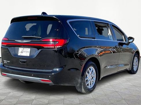 Used 2024 Chrysler Pacifica Touring-L image 5