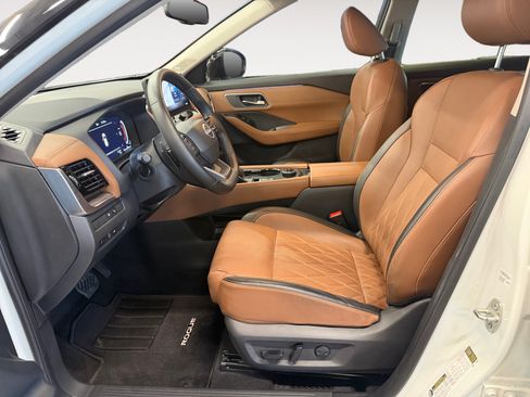 Used 2025 Nissan Rogue Platinum w/ Platinum Premium Package AWD/4WD image 24