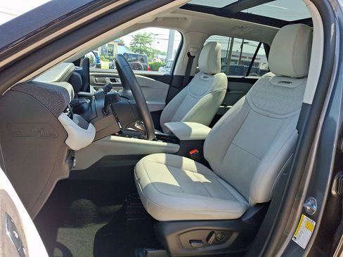 Used 2025 Ford Explorer Platinum w/ Ultimate Package AWD/4WD image 16