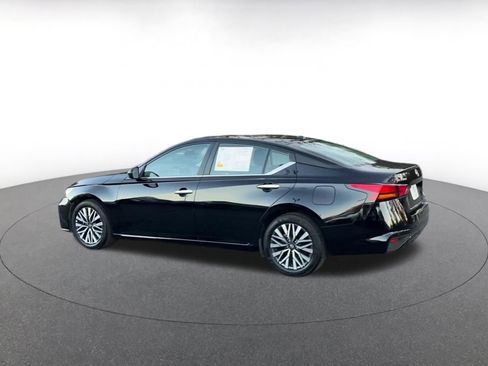 Used 2025 Nissan Altima 2.5 SV image 10