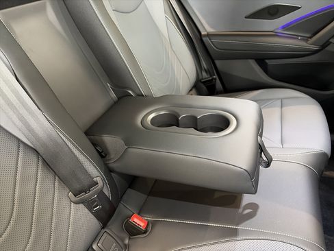 Used 2025 Volkswagen Tiguan SE R-Line image 32