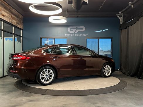 Used 2019 Ford Fusion SE image 3