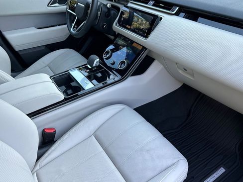 Used 2023 Land Rover Range Rover Velar R-Dynamic S image 32