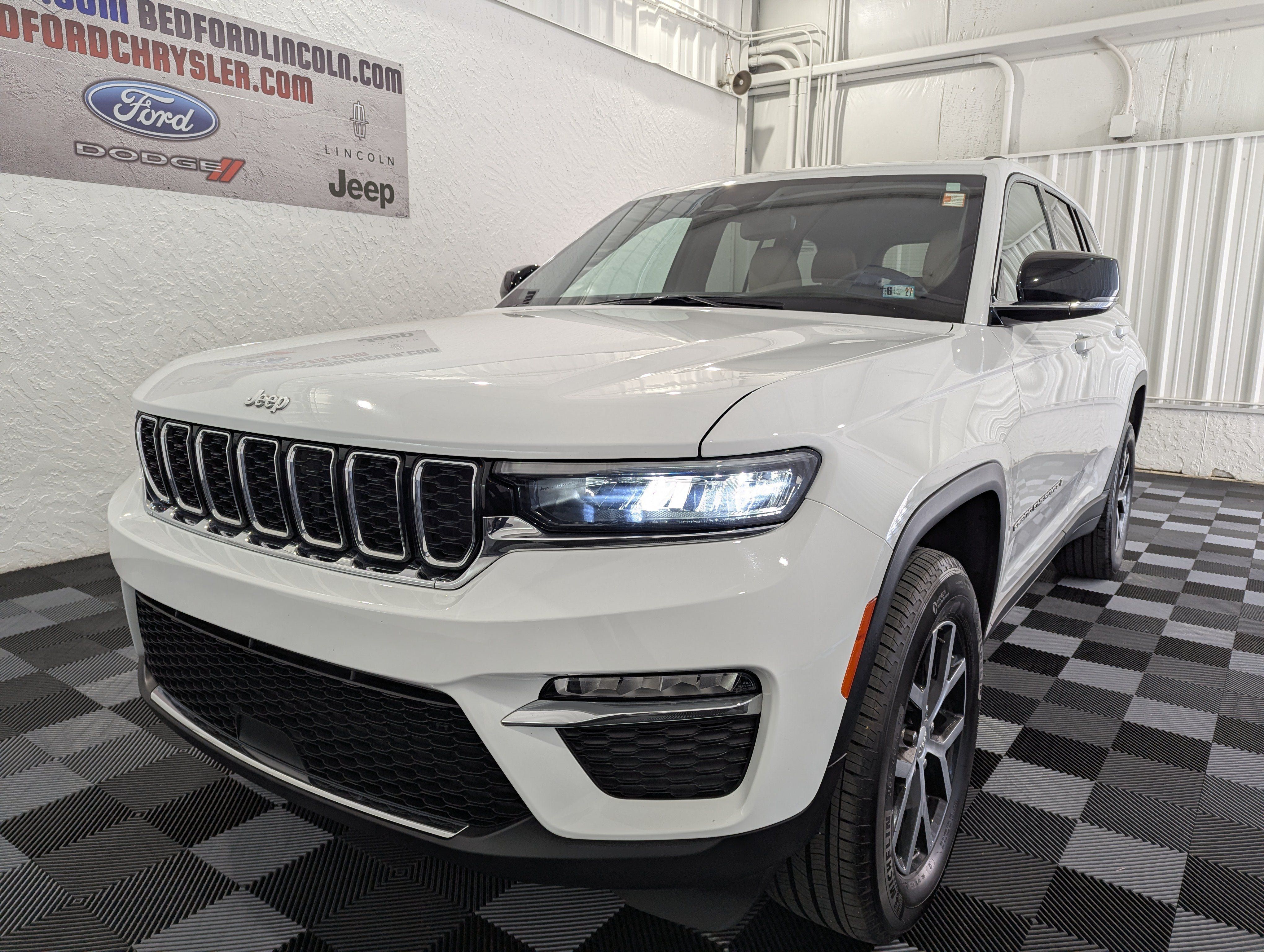 Used 2024 Jeep Grand Cherokee Limited AWD/4WD image 3