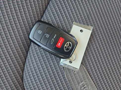 Used 2024 Toyota Highlander LE AWD/4WD image 67